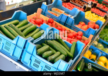 Stolpen, Deutschland. 23 Aug, 2019. In der neu eröffnete Hofladen mit Steffen Menzels Obstgarten in Stolpen, Sachsen, frisches Gemüse und Obst werden in Kartons zur Verfügung. Credit: Volkmar Heinz/dpa-Zentralbild/ZB/dpa/Alamy leben Nachrichten Stockfoto