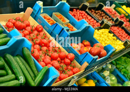 Stolpen, Deutschland. 23 Aug, 2019. In der neu eröffnete Hofladen mit Steffen Menzels Obstgarten in Stolpen, Sachsen, frisches Gemüse und Obst werden in Kartons zur Verfügung. Credit: Volkmar Heinz/dpa-Zentralbild/ZB/dpa/Alamy leben Nachrichten Stockfoto