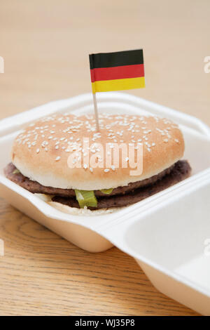 Frische Hamburger mit deutscher Flagge Dekoration auf Holzuntergrund Stockfoto