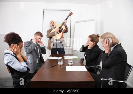 Geschäftsmann, spielt Gitarre in Business-meeting Stockfoto