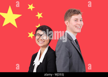 Porträt der jungen Unternehmerin und Mann lächelnd über chinesische Flagge Stockfoto