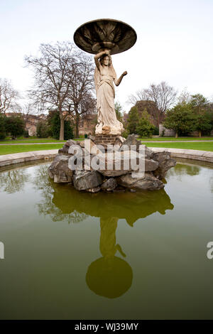 Nahaufnahme von Brunnen in Iveagh Gardens Dublin Stockfoto