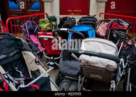 Gruppe von Kinderwagen außerhalb Theater Stockfoto