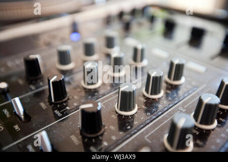 In der Nähe der Knöpfe auf Audio Console Stockfoto