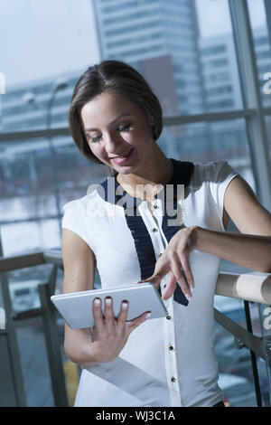 Geschäftsfrau, lächelnd und Tablet PC lesen Stockfoto