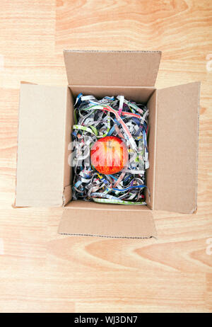 Apple in einer Box verpackt Stockfoto