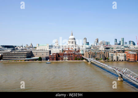 Ansicht der Millennium Bridge mit Blick auf die City of London im Hintergrund Stockfoto