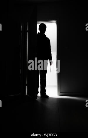 Der Einbrecher in Haus in voller Länge Stockfoto