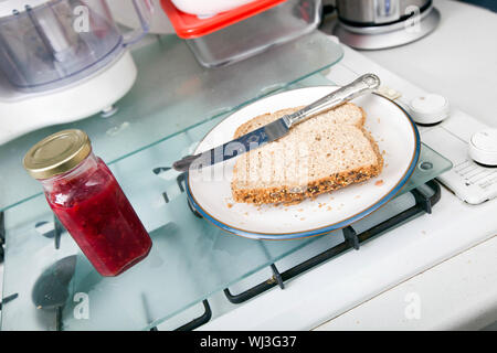 Gebackene Brot und Marmelade Flasche auf Küchentisch Stockfoto