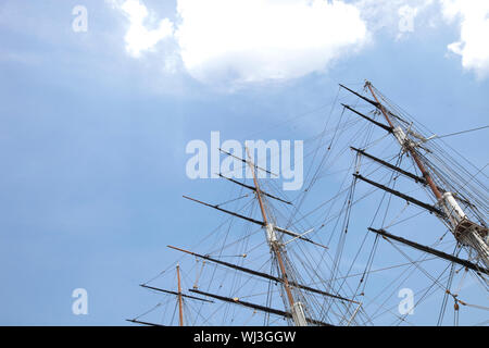 Niedrigen Winkel Blick auf drei Masten Schiff gegen Himmel Stockfoto