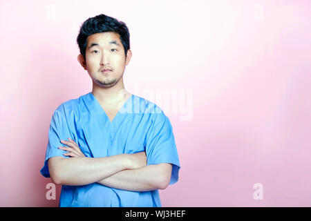 Young Asian Trainee Arzt tragen scheuert Stockfoto