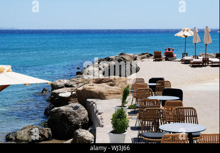 Schöner Strand Cafe am Meer. Konzept der Ferienhäuser Stockfoto