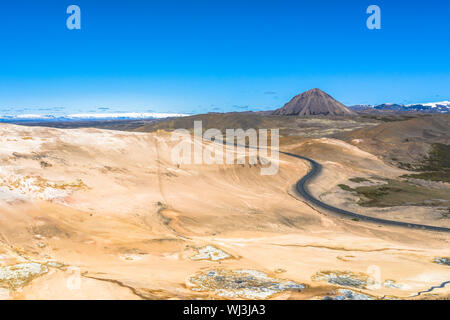 Namafjall Hverir geothermische Gebiet in Island. Atemberaubende Landschaft von Schwefel Tal mit rauchen Fumarolen und blauen bewölkten Himmel, Hintergrund, Touris Stockfoto