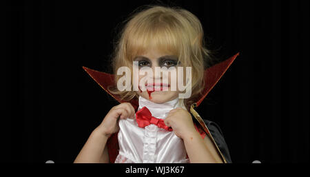 Dracula Kind. Kleines Mädchen mit Halloween Make-up Gesichter. Vampire kid mit Blut im Gesicht. Happy Halloween Urlaub Horror Konzept. Thema Freitag, 13. Stockfoto