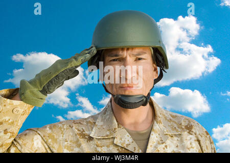 Portrait von mittlerem Alter Soldat in Uniform salutierte gegen bewölkter Himmel Stockfoto