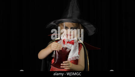 Dracula Kind. Kleines Mädchen mit Halloween Make-up Gesichter. Vampire kid mit Blut im Gesicht. Happy Halloween Urlaub Horror Konzept. Thema Freitag, 13. Stockfoto