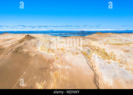 Namafjall Hverir geothermische Gebiet in Island. Atemberaubende Landschaft von Schwefel Tal mit rauchen Fumarolen und blauen bewölkten Himmel, Hintergrund, Touris Stockfoto