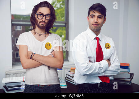 Zwei Männer in einem Büro falten Ihre Arme Stockfoto