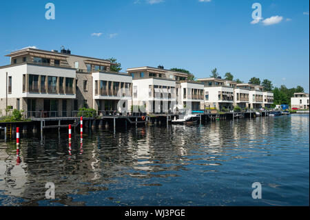 13.06.2019, Berlin, Deutschland, Europa - Luxus Apartment Gebäude am Ufer entlang des Canal und Tegel Tegel Hafen an der Humboldtinsel Insel. Stockfoto