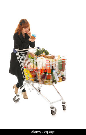 Kritische Kunden lesen Etikett von Lebensmitteln im Supermarkt Stockfoto