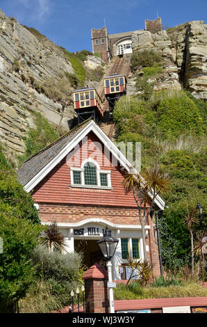 East Hill Cliff Railway, einer Standseilbahn in der Altstadt von Hastings in East Sussex. Es ist die steilste Standseilbahn in Großbritannien. Stockfoto