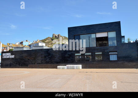 Hastings Galerie für Zeitgenössische Kunst am Meer in der Altstadt der Stadt, mit der East Cliff Lift im Hintergrund Stockfoto