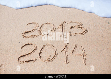 2012 und 2013 in Sand am Strand geschrieben Stockfoto