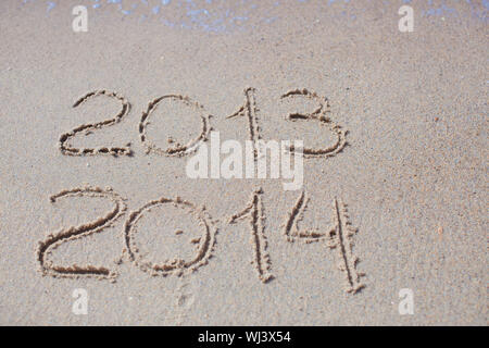 2012 und 2013 in Sand am Strand geschrieben Stockfoto