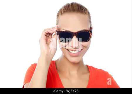 Hübschen weiblichen Modell anpassen ihrer Sonnenbrille Stockfoto