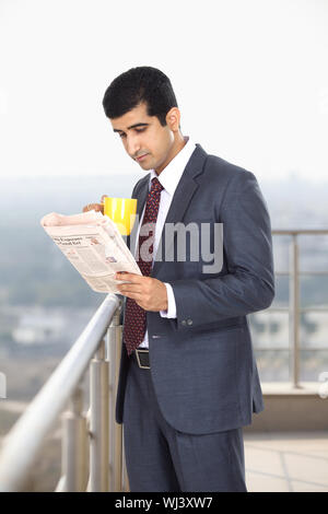 Geschäftsmann, lesen eine Zeitung und eine Tasse Kaffee Stockfoto