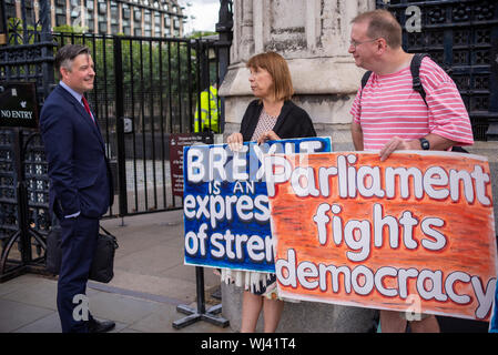 Haben MPs begonnen, bei der Ankunft im Palast von Westminster Aufgaben nach der Sommerpause, zumindest solange, bis die vertagen des Parlaments in der kommenden Woche wieder aufzunehmen. Demonstranten für und gegen eine der beiden Brexit und Boris Johnson's Entscheidung Parlament auszusetzen gesammelt. Labour MP Jonathan Ashworth im Gespräch mit den Demonstranten Stockfoto