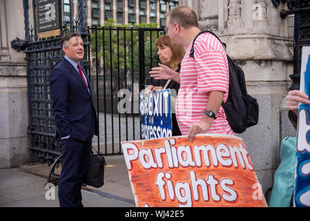 Haben MPs begonnen, bei der Ankunft im Palast von Westminster Aufgaben nach der Sommerpause, zumindest solange, bis die vertagen des Parlaments in der kommenden Woche wieder aufzunehmen. Demonstranten für und gegen eine der beiden Brexit und Boris Johnson's Entscheidung Parlament auszusetzen gesammelt. Labour MP Jonathan Ashworth diskutieren mit den Demonstranten Brexit Stockfoto