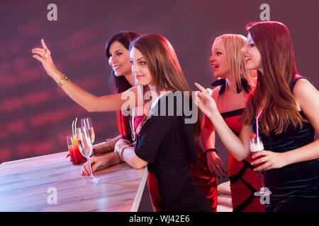 Junge Mädchen, die Bestellung von Getränken an der Bar im Nachtclub Stockfoto