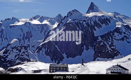 Der große St. Bernhard Pass in der Schweiz auf der Suche nach Italien mit dem Grand Golliat Berg im Hintergrund Stockfoto