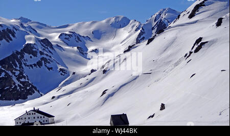 Der große St. Bernhard Pass in der Schweiz auf der Suche nach Italien mit dem Mt Fourchon im Hintergrund Stockfoto