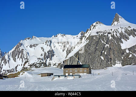 Der große St. Bernhard Pass in der Schweiz, die über den gefrorenen See und auf den Grand Golliat in Italien Stockfoto