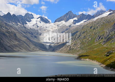 Oberaarhorn (r) und Oberaarrothorn (l) auf beiden Seiten der Oberaar Gletscher und die oberaar See und Damm in den Berner Alpen Schweiz Stockfoto