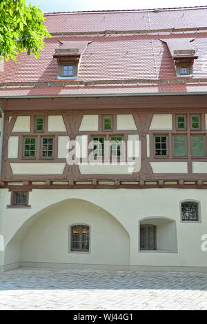 Deutsche Fachwerkhaus Gebäude in der mittelalterlichen Stadt mit Steinplatte Straßen auf der Schwäbischen Alb Region Stockfoto