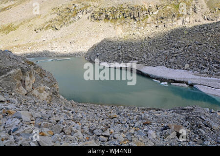 Eisberge aus einem Gletscher gebrochen in einem Gletschersee auf die Berge wie das Klima erwärmt. Stockfoto