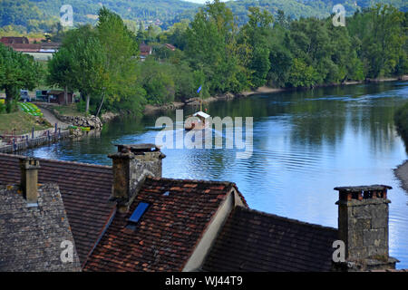 Ein traditionelles mit flachem Boden Kahn, lokal als Gabarre auf dem Fluss Dordogne, Frankreich bekannt. Für Transport zu Wasser in flachen Gewässern verwendet Stockfoto