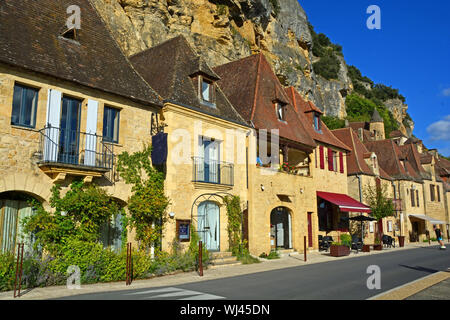 Mittelalterliche Häuser in Roque-Gageac unterhalb der Klippe, einer der schönsten Dörfer Frankreichs, am Fluss Dordogne Stockfoto