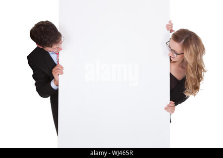 Lächelnd, professionelle Mann und Frau mit Brille hält ein leeres weißes Schild für Ihren Text oder Ihre Anzeige isoliert auf weiss Stockfoto