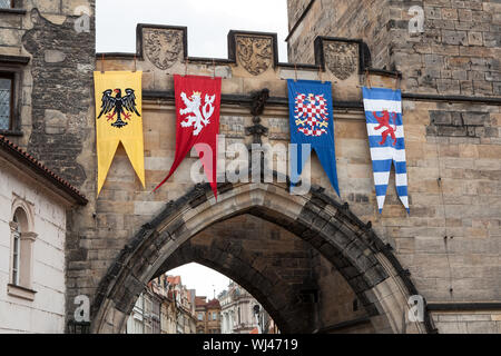 Mittelalterliche Flaggen der alten Altstädter Brückenturm, Karlsbrücke, Prag,, Stockfoto