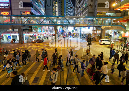 Hongkong, China - ca. Januar 2019: Hong Kong bei Nacht. Stockfoto