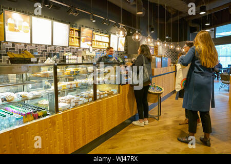 Zürich, Schweiz - ca. Oktober 2018: Starbucks in Zürich International Airport. Stockfoto