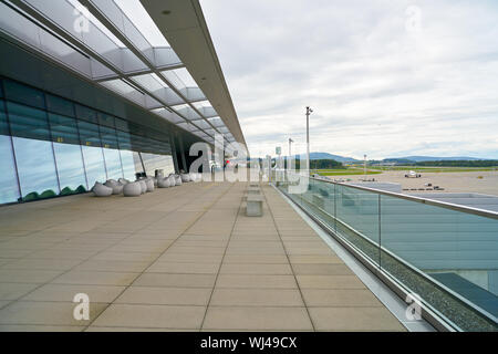 Zürich, Schweiz - ca. Oktober 2018: Aussichtsplattform der Internationale Flughafen Zürich tagsüber. Stockfoto