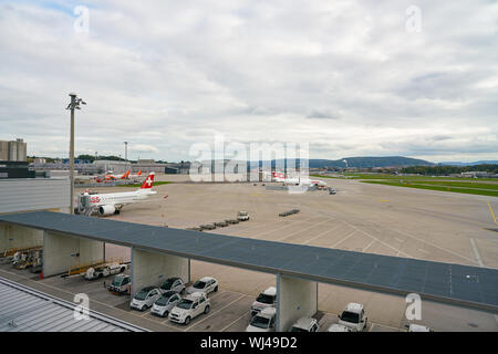 Zürich, Schweiz - ca. Oktober 2018: Der Internationale Flughafen Zürich von der Aussichtsplattform am Tag gesehen. Stockfoto