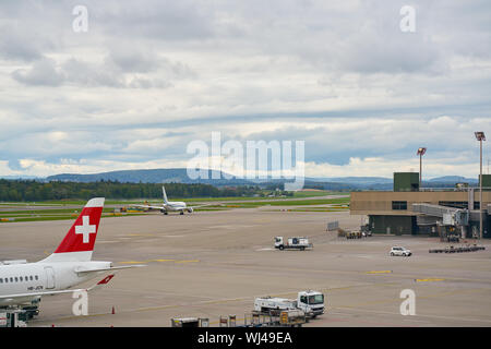 Zürich, Schweiz - ca. Oktober 2018: Der Internationale Flughafen Zürich von der Aussichtsplattform am Tag gesehen. Stockfoto