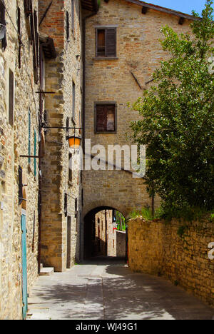Eine schmale Gasse in Vergiate Altstadt, einer kleinen Stadt in der umbrischen Landschaft Stockfoto