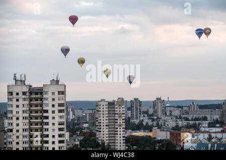 Heißluftballons über Vilnius Stockfoto